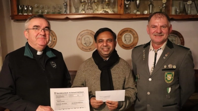 Pfarrer Slawomir Niemczewski, Pater Joseph John und Erster Schützenmeister Heiner Graf (v.l.) (Bild: Michael Rabenhofer)