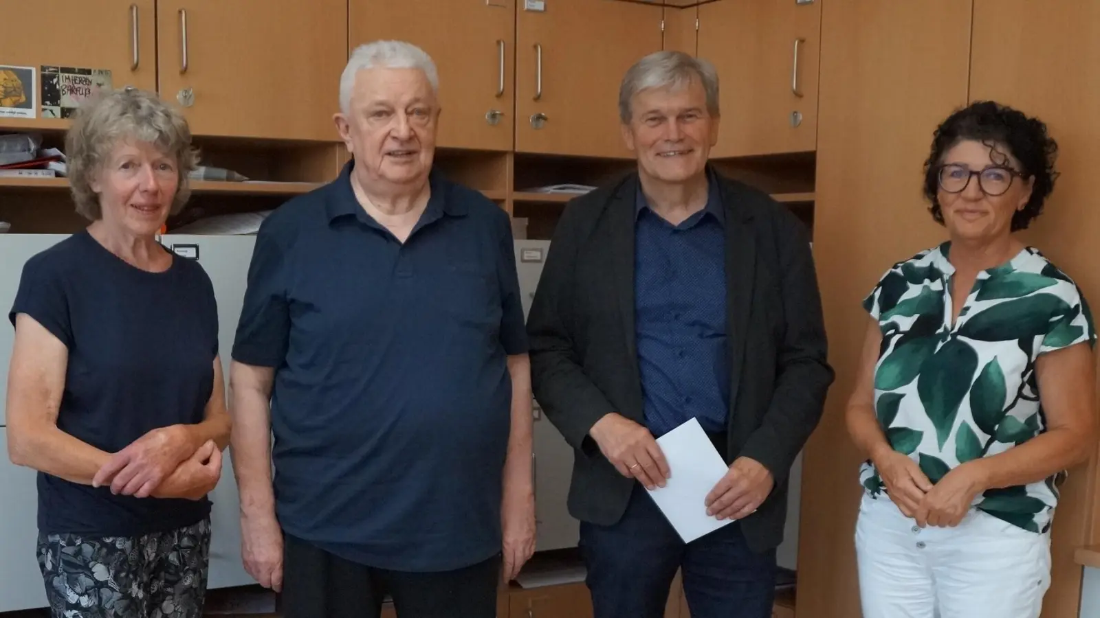 Mathilde Wolf, Karlheinz Stoppa (von links) und Lydia Eckert vom Förderverein wünschen Rektor Werner Winderl alles Gute für den Ruhestand. (Bild: Elfriede Weiß)
