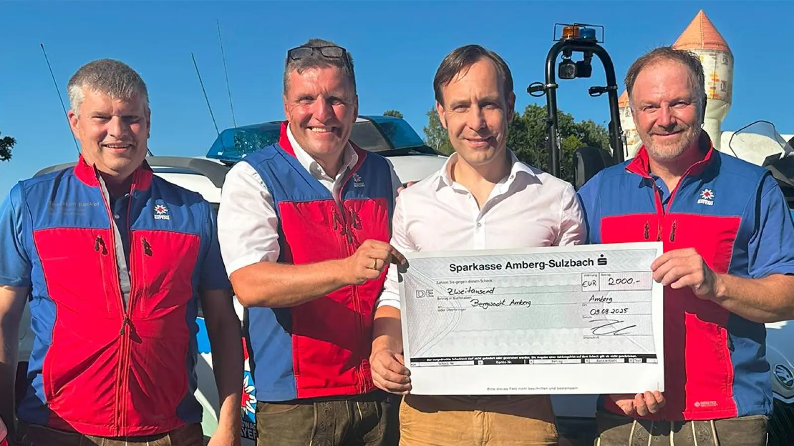 Der Präsident des Rotary Clubs Amberg Franz Kummert übergibt die Spende an die Bergwacht. Von links: Thorsten Becker und Robert Heilig von der Regionalleitung Bergwacht Bayerwald, Franz Kummert, Markus Arnold, Bereitschaftsleitung Bergwacht Amberg (Bild: Tobias Riedl)