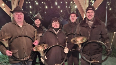 Hornmeister Ely Eibisch (rechts) mit den Kaibitzer Schloßbläsern. (Bild: Pauline Bäumler)