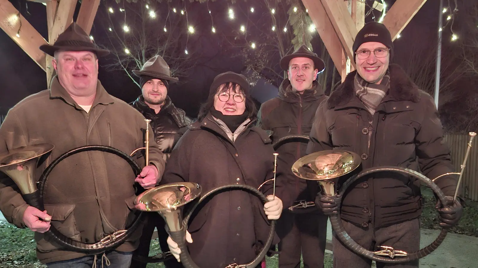 Hornmeister Ely Eibisch (rechts) mit den Kaibitzer Schloßbläsern. (Bild: Pauline Bäumler)