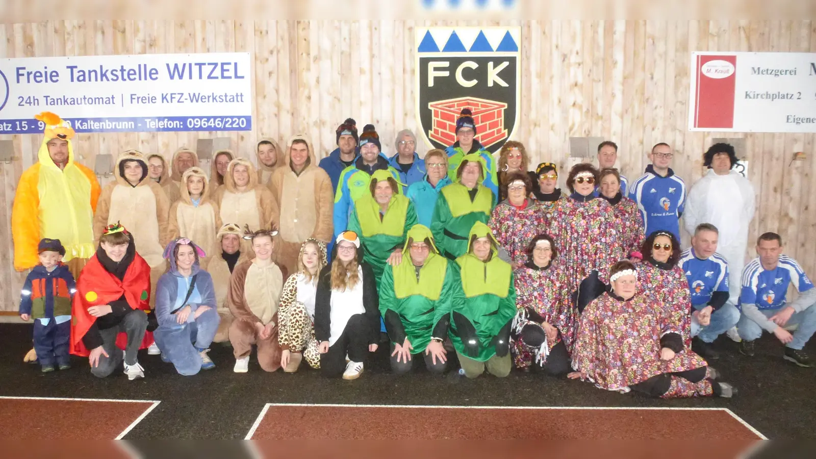 Da standen die Preisträger noch nicht fest: In bester Laune waren sieben Gruppen zum Faschingsturnier in der Stockhalle angetreten. Für Spaß sorgte das Reglement. (Bild: Siegfried Bock)