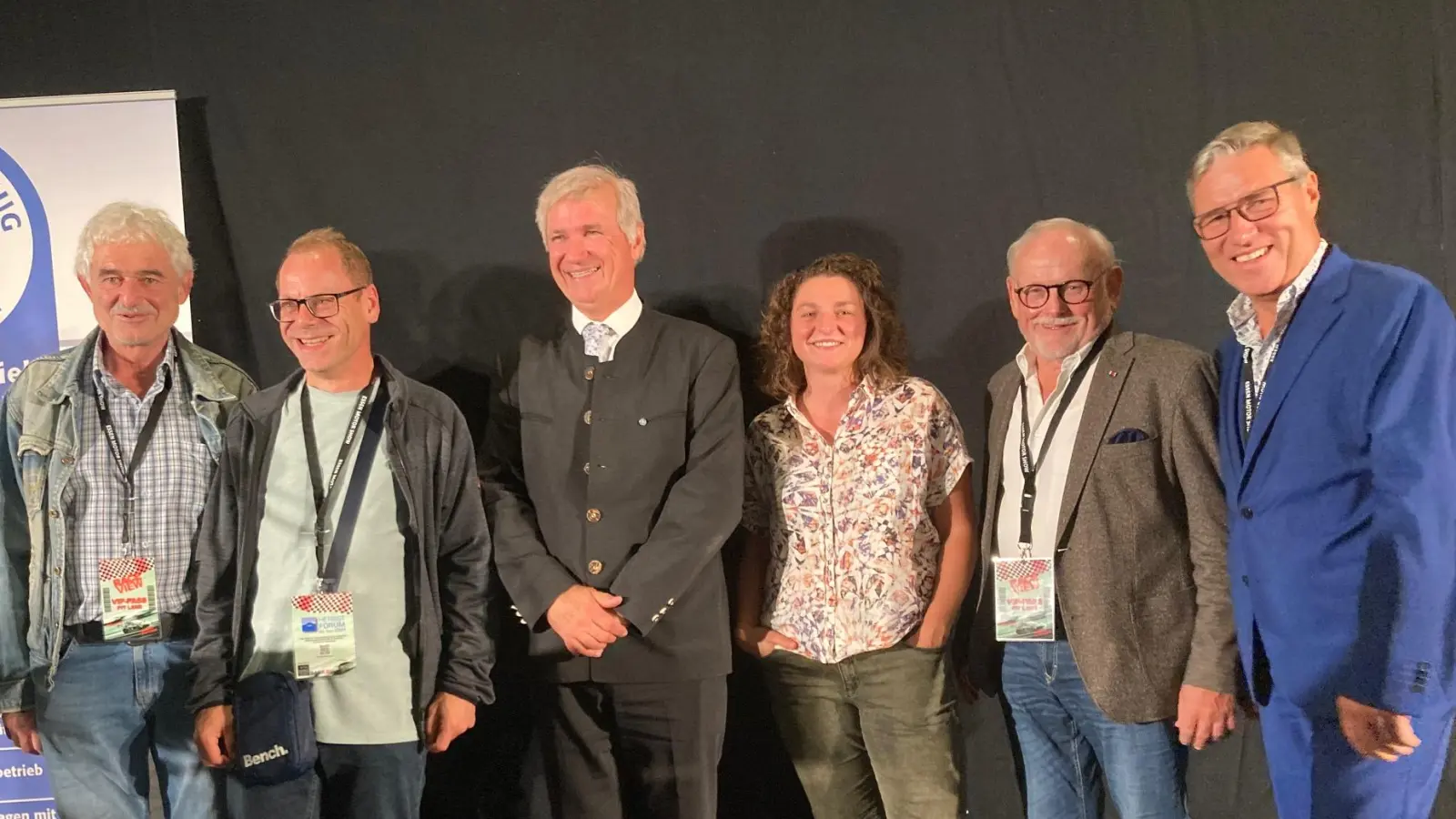 Wolfgang Pröls vom gleichnamigen Autohaus aus Vohenstrauß (links) Ehrenvorsitzender des KFZ-Fachverein Josef Schärtl (Zweiter von rechts) Vorstandsvorsitzender Rudolf Angerer (rechts) mit Kabarettist Krebs und weiteren Besuchern. (Bild: Sieglinde Schärtl)