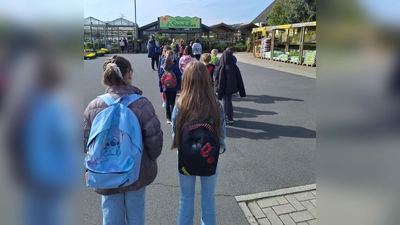 Die Teilnehmenden auf den Weg in die Gärtnerei  (Bild: Cornelia Hoffmann )