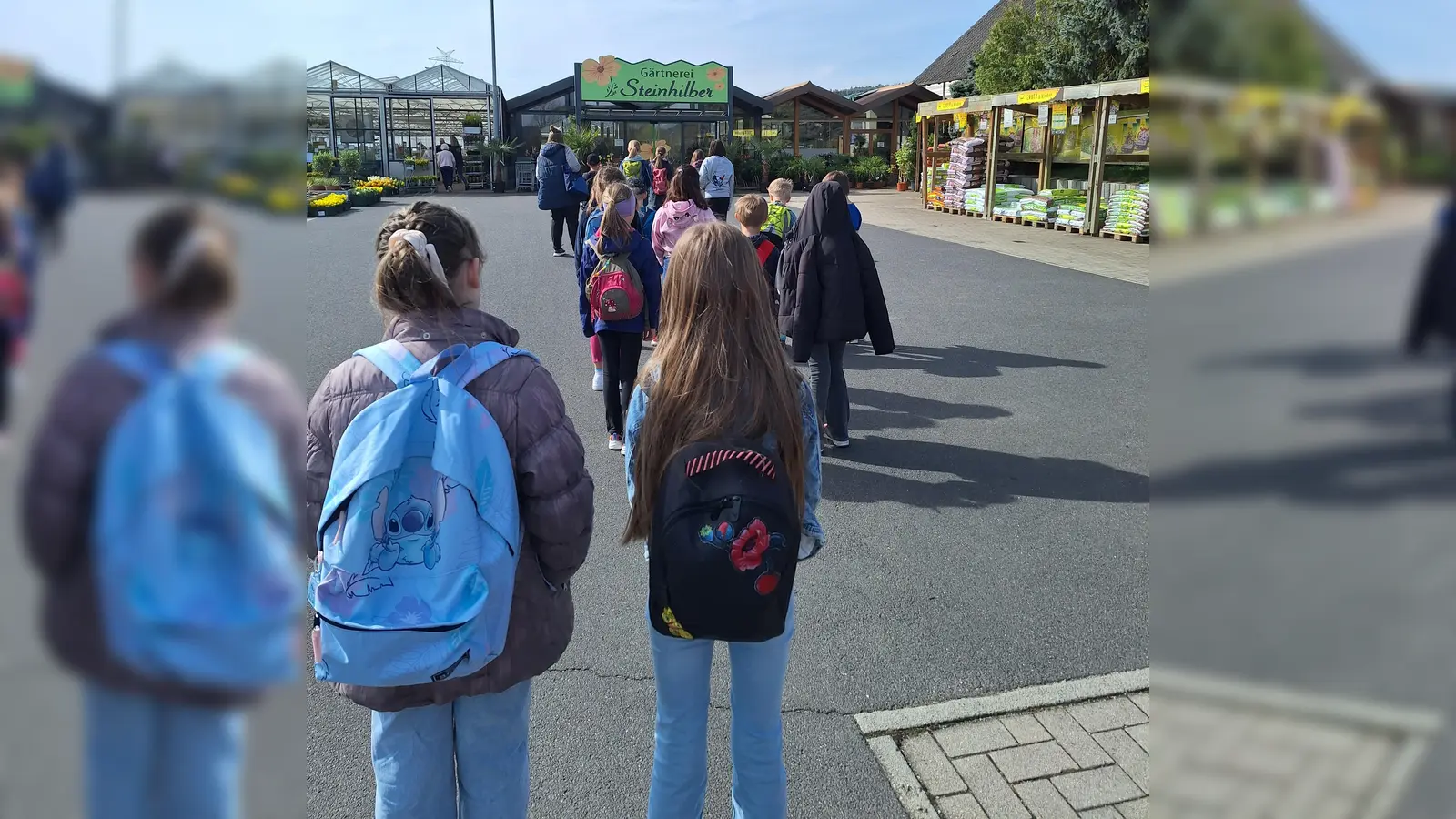 Die Teilnehmenden auf den Weg in die Gärtnerei  (Bild: Cornelia Hoffmann )