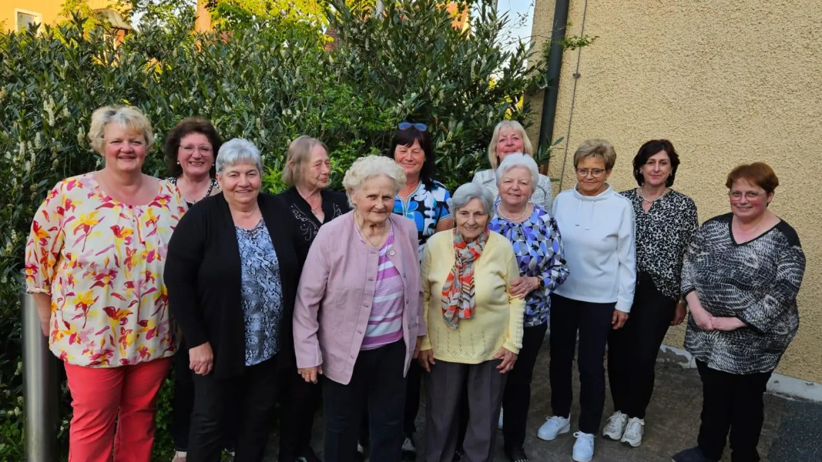 Katholischer Frauenbund Wiesau ehrt langjährige Mitglieder bei Muttertagsfeier. (Bild: Martina Fröhlich)