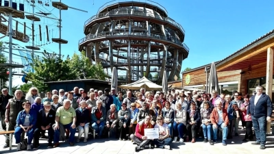 Gemeinsames Foto vor der Wanderung auf die Erlebniskugel  (Bild: Gerda Baier)