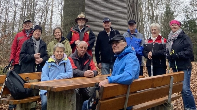 Wandergruppe des OWV Nabburg am Fuße des Aussichtsturm auf dem 808 Meter hohen Stückberg bei Eslarn. (Bild: Hans Rachwalik)