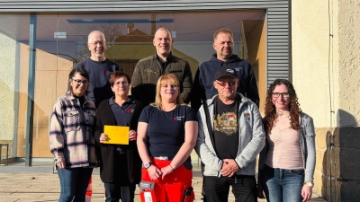 Gemeinsam Gutes tun: Spendenübergabe an die Helfer vor Ort.  (Bild: Pia Faltermeier)