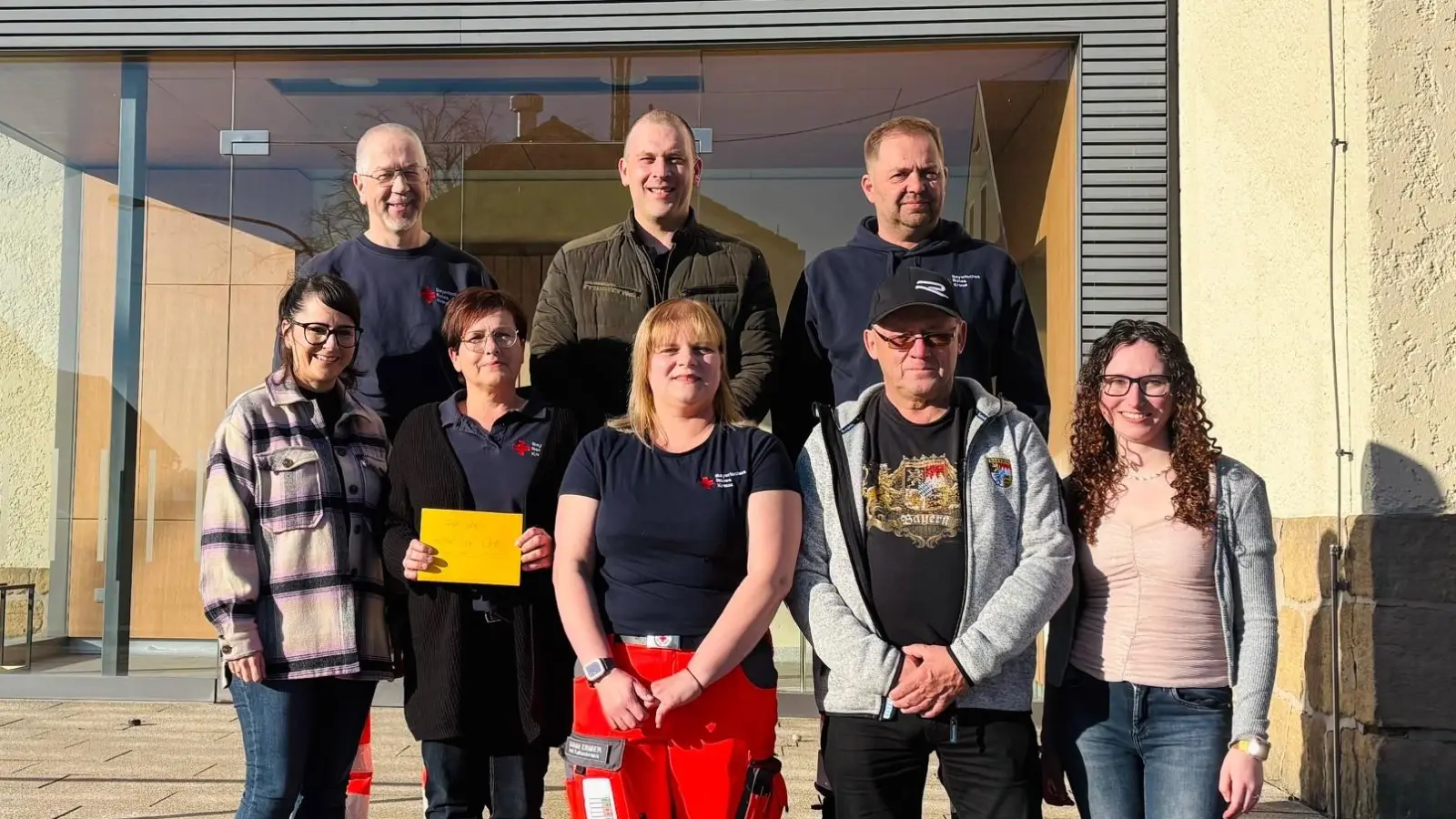 Gemeinsam Gutes tun: Spendenübergabe an die Helfer vor Ort.  (Bild: Pia Faltermeier)