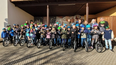 Bürgermeister Martin Prey, Rektorin Ortrud Sperl, Studienrätin (GS) Fiona Hauser-Kroner (von rechts), die Lehramtsanwärterinnen Lorena Müllner und Sarah Roth (hinten links) freuten sich mit den Kindern, als Herr Schwinger (hinten Mitte) und ein Mitarbeiter die Roller anlieferten. (Bild: Ortrud Sperl)