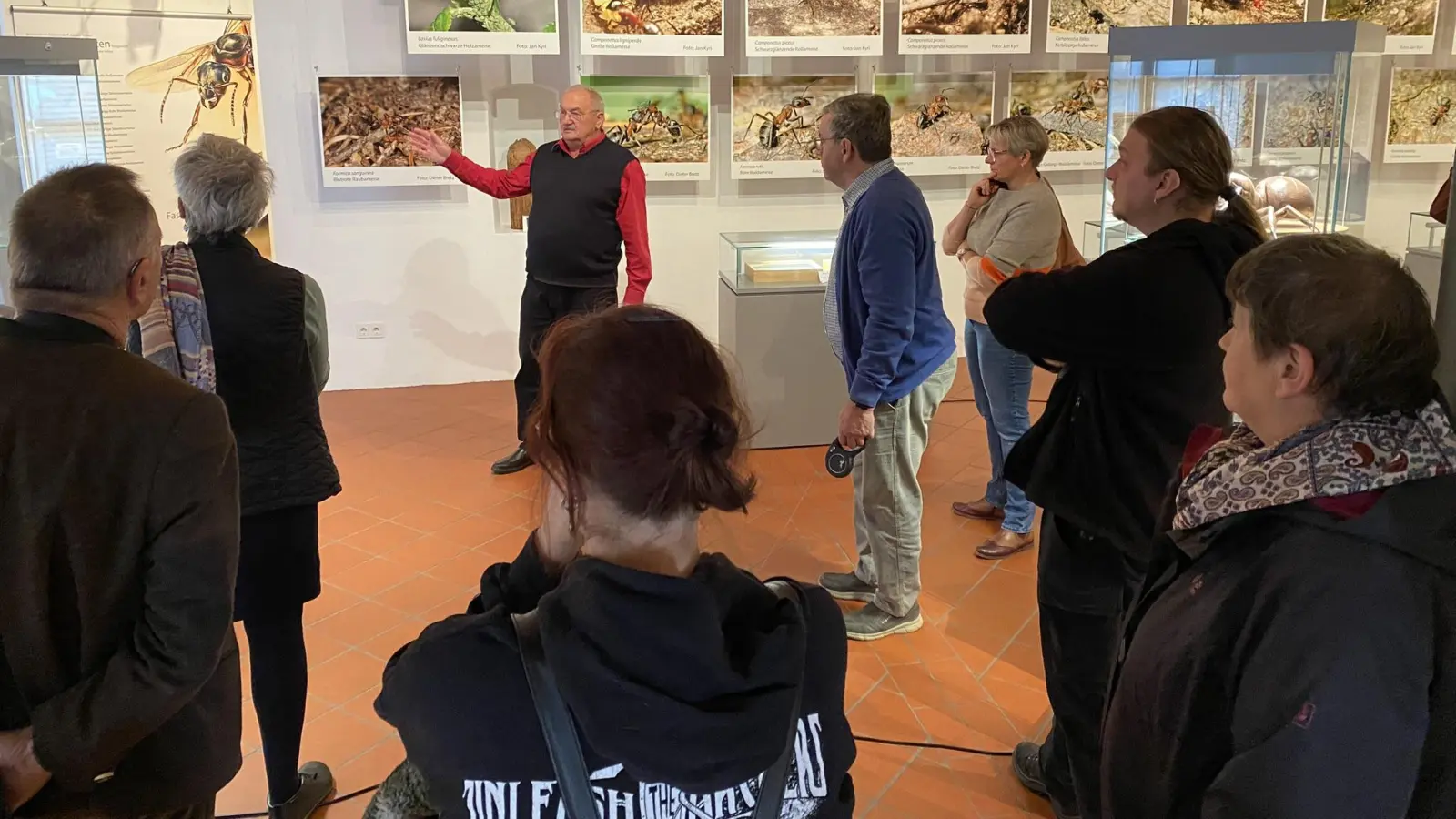 Mit großem Interesse folgten die Teilnehmer der kleinen Führung durch die Ausstellung den Erläuterungen von Hubert Fleischmann. (Bild: Raphael Haubelt)