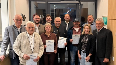 Unter den Geehrten befand sich auch Bürgermeister Ludwig Biller, der zusammen mit den weiteren Jubilären die Dankurkunde von CSU-Vizevorsitzenden Julian Kraus und JU-Chef Luis Heibl erhielt. (Bild: Max Unger)