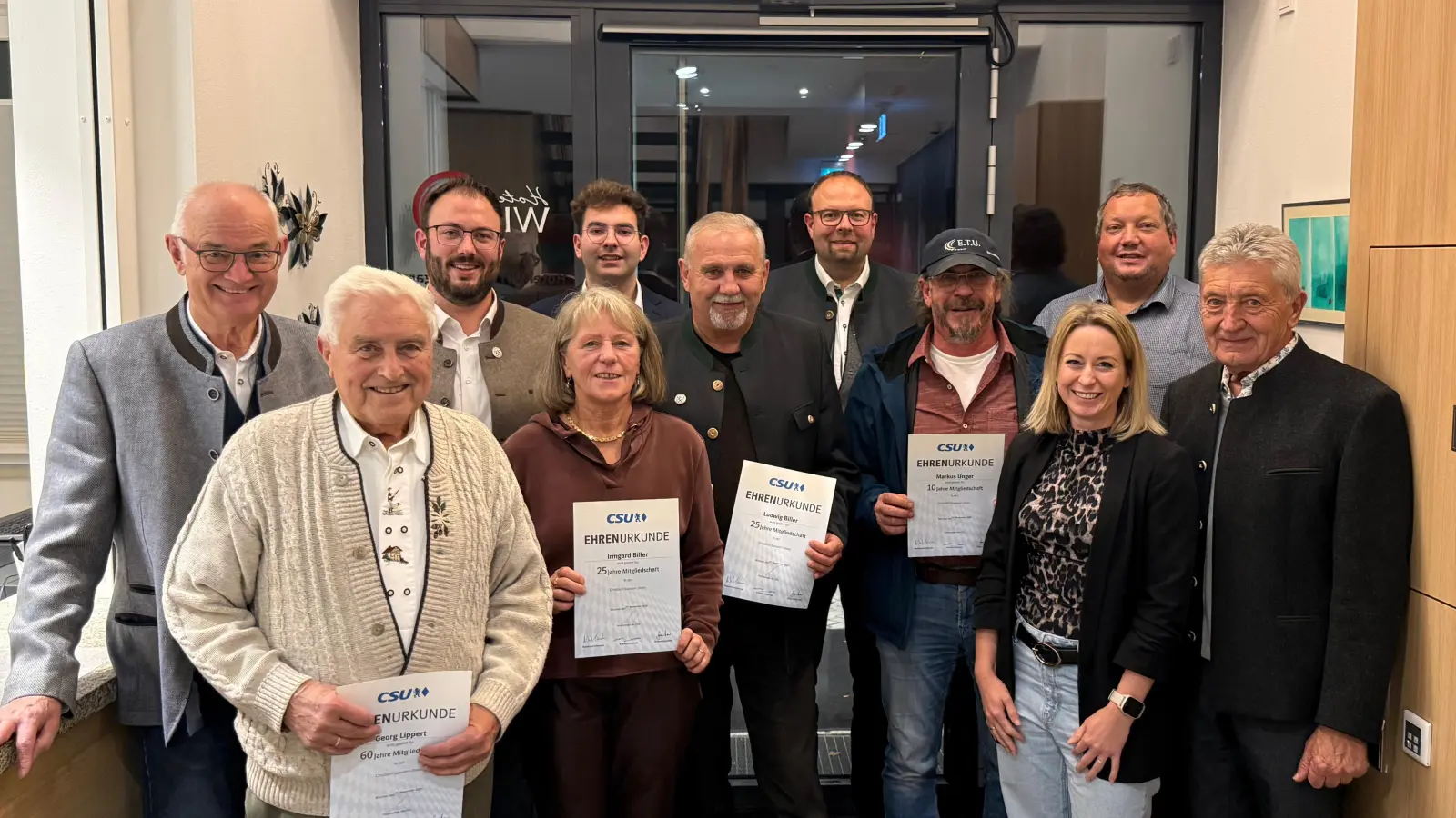 Unter den Geehrten befand sich auch Bürgermeister Ludwig Biller, der zusammen mit den weiteren Jubilären die Dankurkunde von CSU-Vizevorsitzenden Julian Kraus und JU-Chef Luis Heibl erhielt. (Bild: Max Unger)
