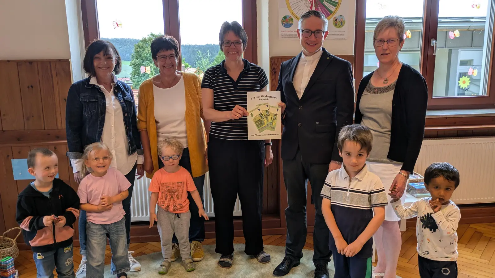 300,-€ spendet der Pfarrgemeinderat Miesbrunn an die Kita St. Elisabeth in Pleystein (Bild: Verena Schinzel)