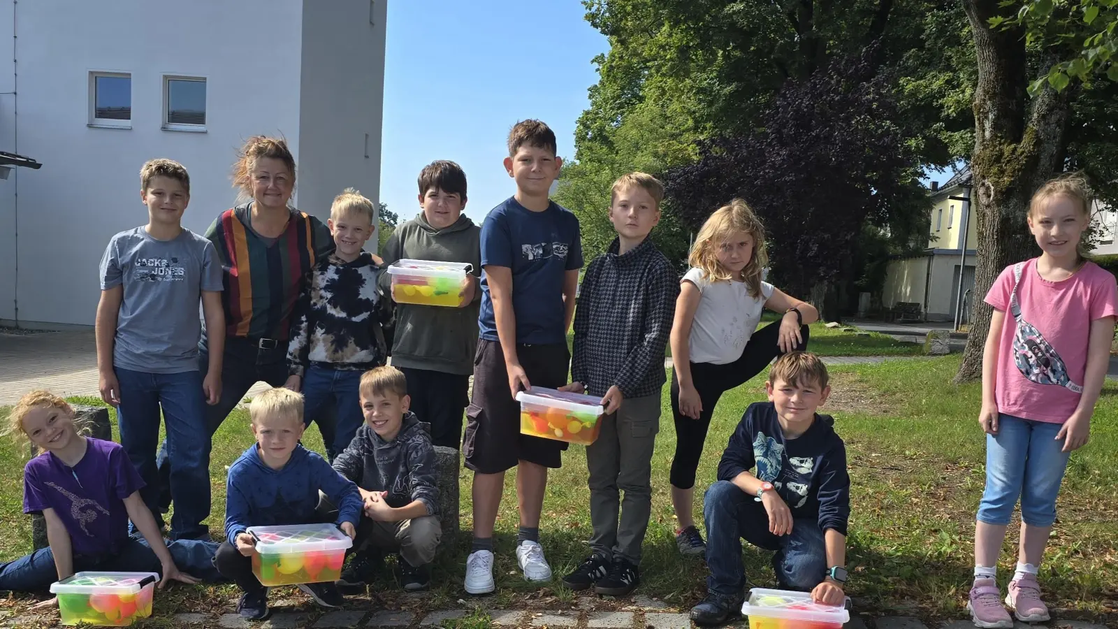 Die Kursleiterin Sandra S. Schmid mit einem Teil der teilnehmenden Kinder. (Bild: Sandra S. Schmid)