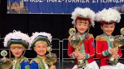Jugend Tanzpaar Victoria Brunner &amp; Lennox Schulze und Jugend Tanzpaar Ella Tragl und Elias Gerold vom TuS Mitterteich (Bild: Sandra Panitzek)
