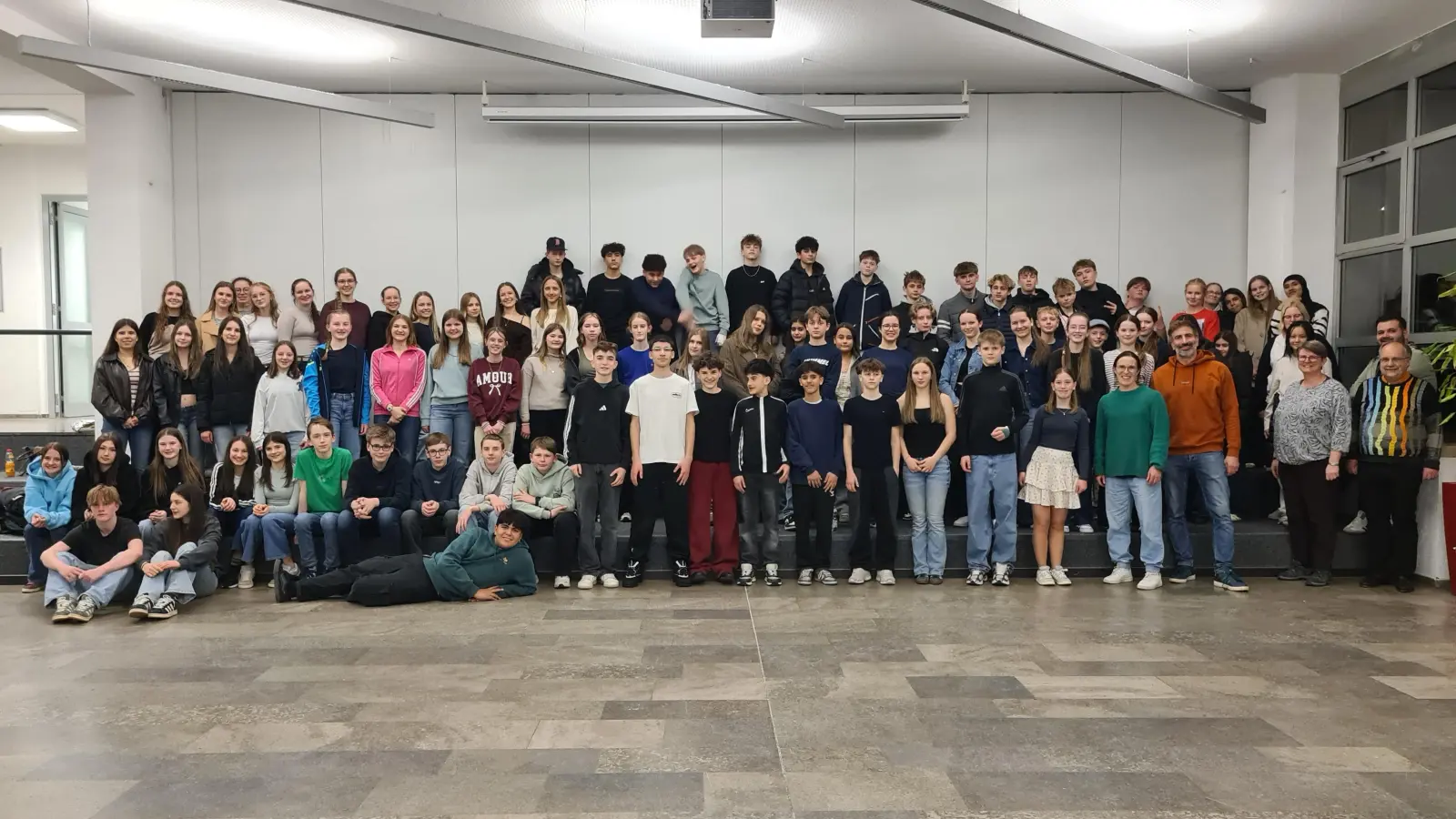 Deutsche und dänische Schüler und Lehrkräfte in der Aula des HCA-Gymnasiums  (Bild: Lisa Steiner)