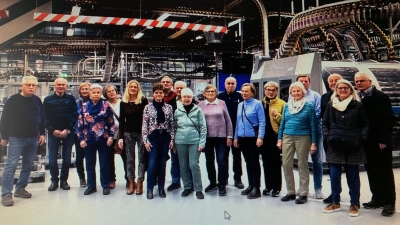 Die Wandergruppe aus Altenstadt und Weiden im Druckzentrum der Oberpfalzmedien . (Bild: Toni Fellner)