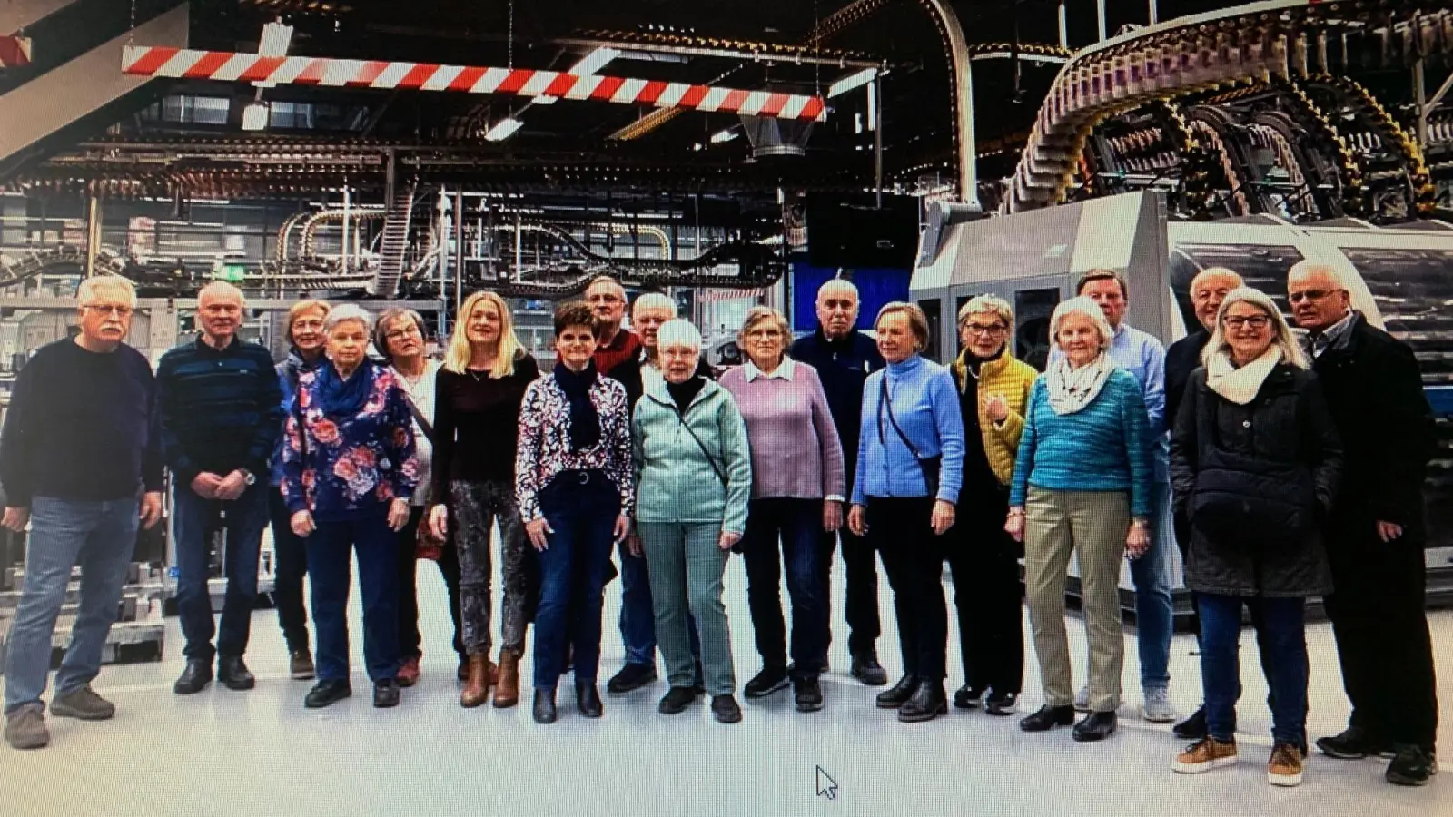 Die Wandergruppe aus Altenstadt und Weiden im Druckzentrum der Oberpfalzmedien . (Bild: Toni Fellner)