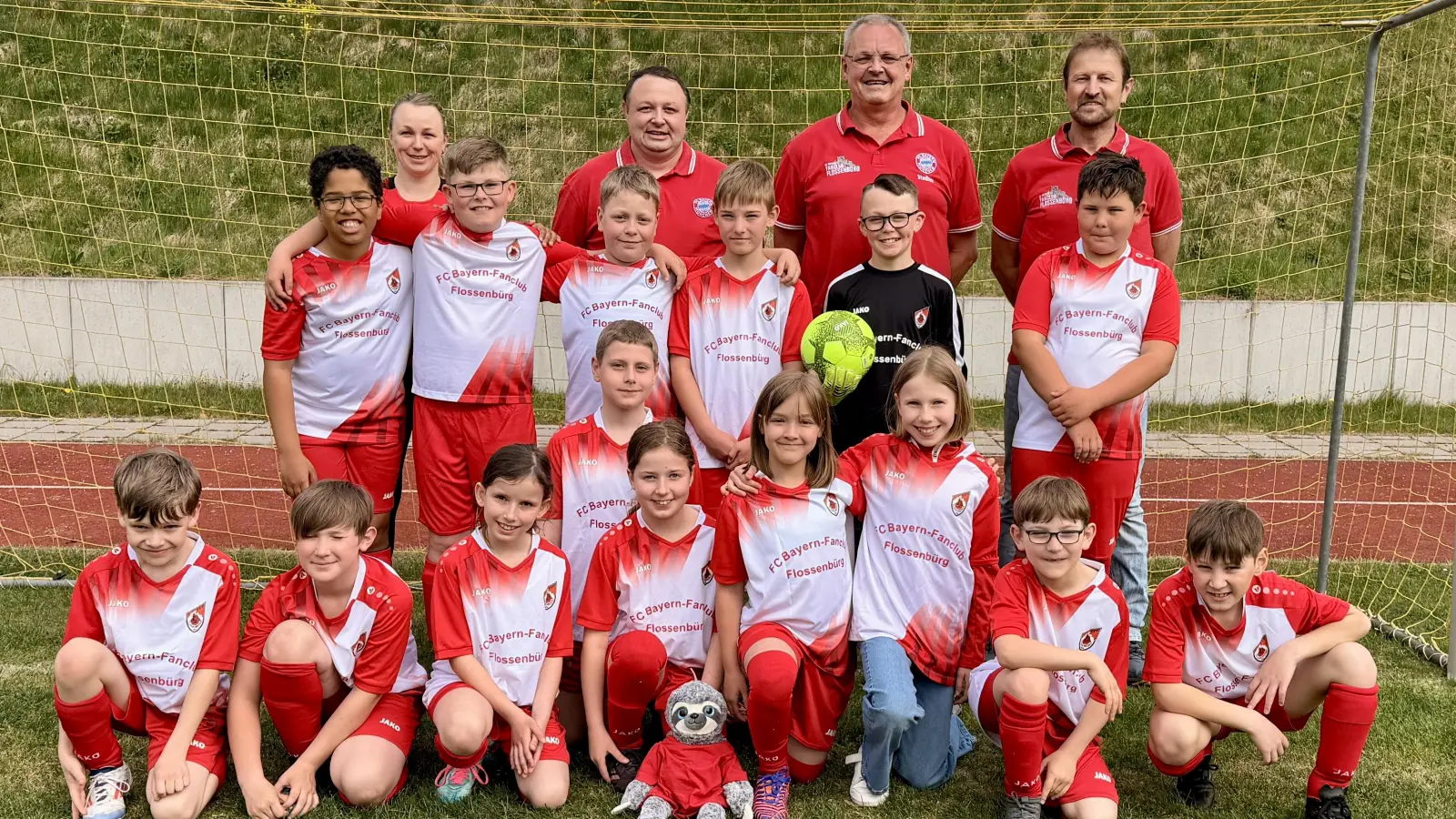 E-Jugend mit Bayernfanclub. (Bild: Laura Frenzel)