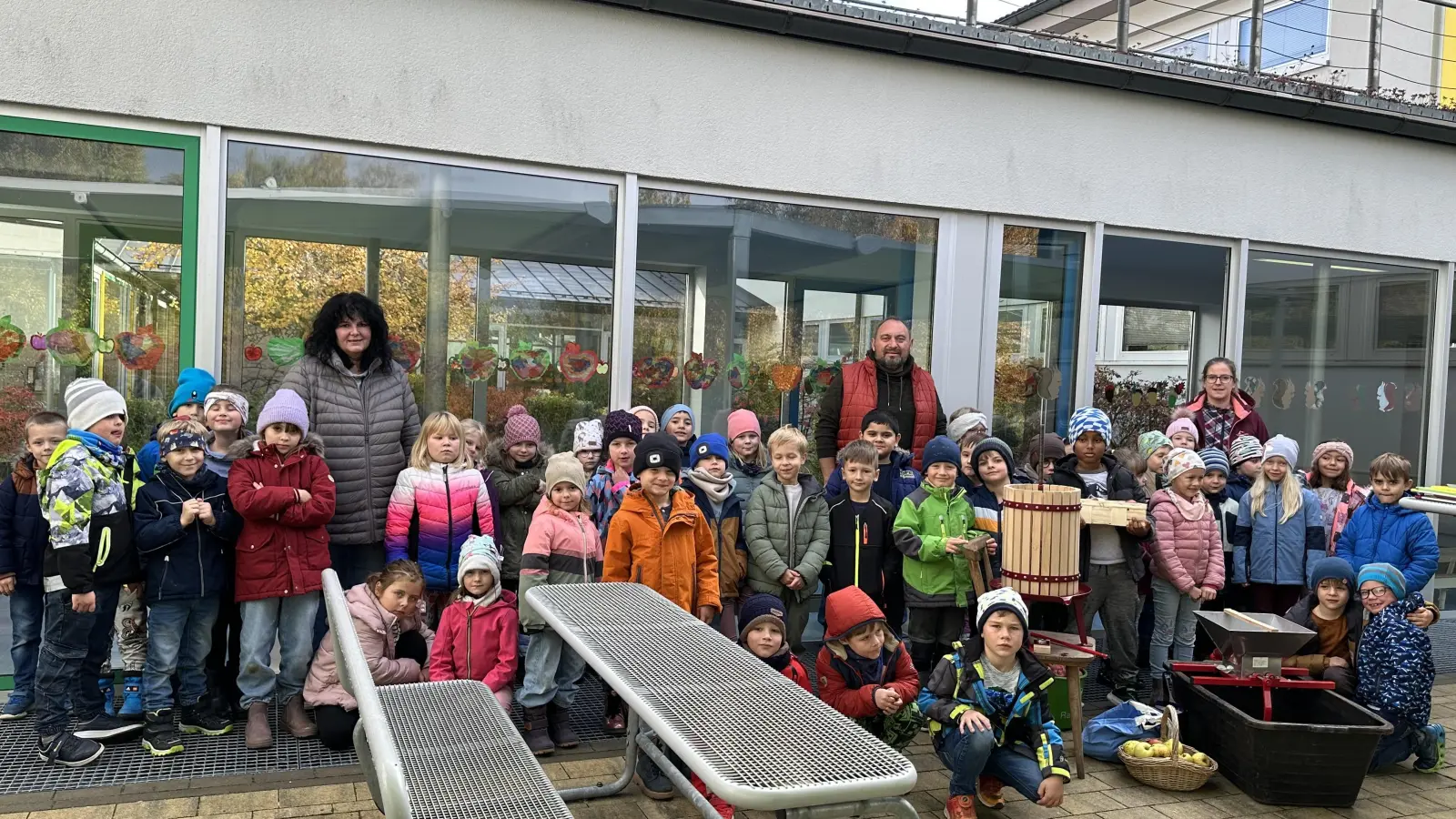 Jessica Plannerer mit der Klasse 1a und Stefanie Übelmesser mit der Klasse 1b beim Saftpressen (Bild: Jessica Plannerer)