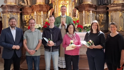 Verabschiedete PGR-Räte Felix Holfelder (3.v.l.), Anita Bauer (3.v.r.) und Michaela Greiner (2.v.r.) mit H. H. Stadtpfarrer Thomas Kopp in der Alten Pfarrkirche Mariä Himmelfahrt (Bild: Lukas Holfelder)