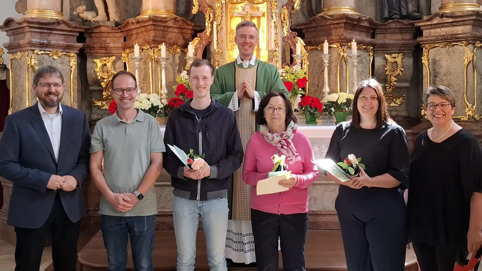 Verabschiedete PGR-Räte Felix Holfelder (3.v.l.), Anita Bauer (3.v.r.) und Michaela Greiner (2.v.r.) mit H. H. Stadtpfarrer Thomas Kopp in der Alten Pfarrkirche Mariä Himmelfahrt (Bild: Lukas Holfelder)