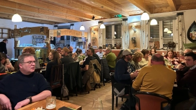 Eine große Schar an Helfern hat sich zum „Nachfeiern” eingefunden. (Bild: Peter Biehler)