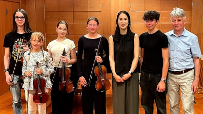 Die Schülerinnen und Schüler der Violinklasse von Soojung Cho gestalteten gemeinsam mit ihren Lehrkräften Soojung Cho und Franz Nestler einen abwechslungsreichen Vorspielabend im Auditorium der Musikschule. (v.l.n.r.) Leon Batsch, Julia Schneider, Sophia Palos, Judith Ernstberger, Soojung Cho, Raphael Herfurth, Franz Nestler. (Bild: Monika Batsch)