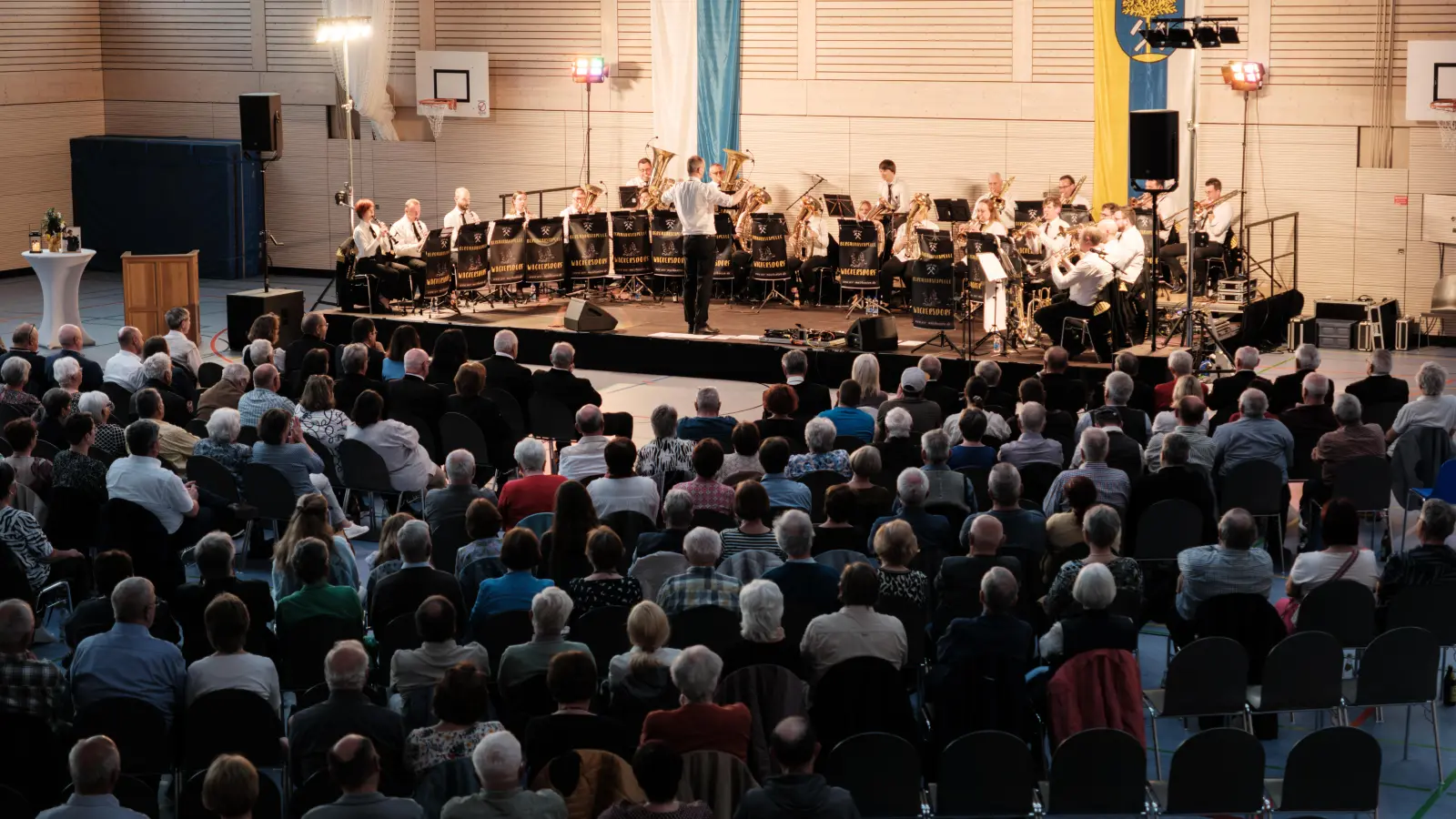 Begeisterte Zuhörer beim Egerländer Konzert in Wackersdorf. (Bild: David Erlmeier)