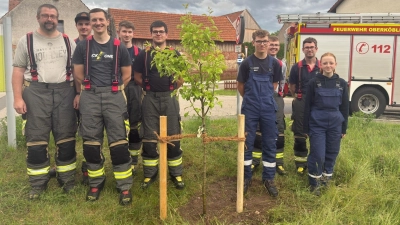 „Pyrus communis ‚Conference‘“ erfolgreich gesetzt.<br>V. l. n. r.: 1. Kommandant Thomas Schwarz, Marcel Jäger, Jugendwart Dominik Friedl, Leon Bodensteiner, Philipp Balk, Bastian Kühn, Daniel Kurzwart, Sebastian Danzl, Luisa Klar. (Bild: Tobias Schneider)