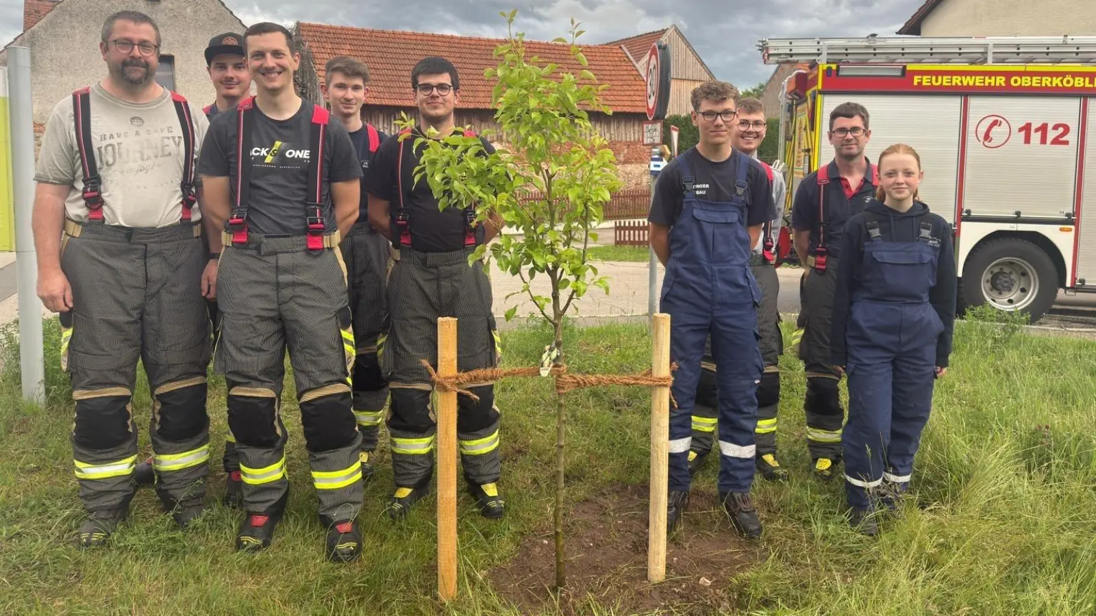 „Pyrus communis ‚Conference‘“ erfolgreich gesetzt.<br>V. l. n. r.: 1. Kommandant Thomas Schwarz, Marcel Jäger, Jugendwart Dominik Friedl, Leon Bodensteiner, Philipp Balk, Bastian Kühn, Daniel Kurzwart, Sebastian Danzl, Luisa Klar. (Bild: Tobias Schneider)