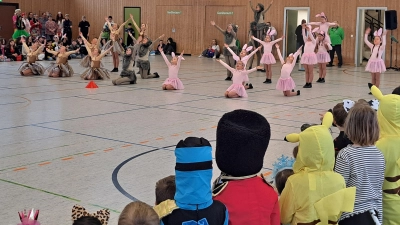 Die Faschingsgesellschaft Grün-Weiß trat an der Doktor-Eisenbarth-Grund-und Mittelschule auf und die Tänzerinnen begeisterten ihre Mitschülerinnen und Mitschüler. (Bild: Elfriede Weiß)
