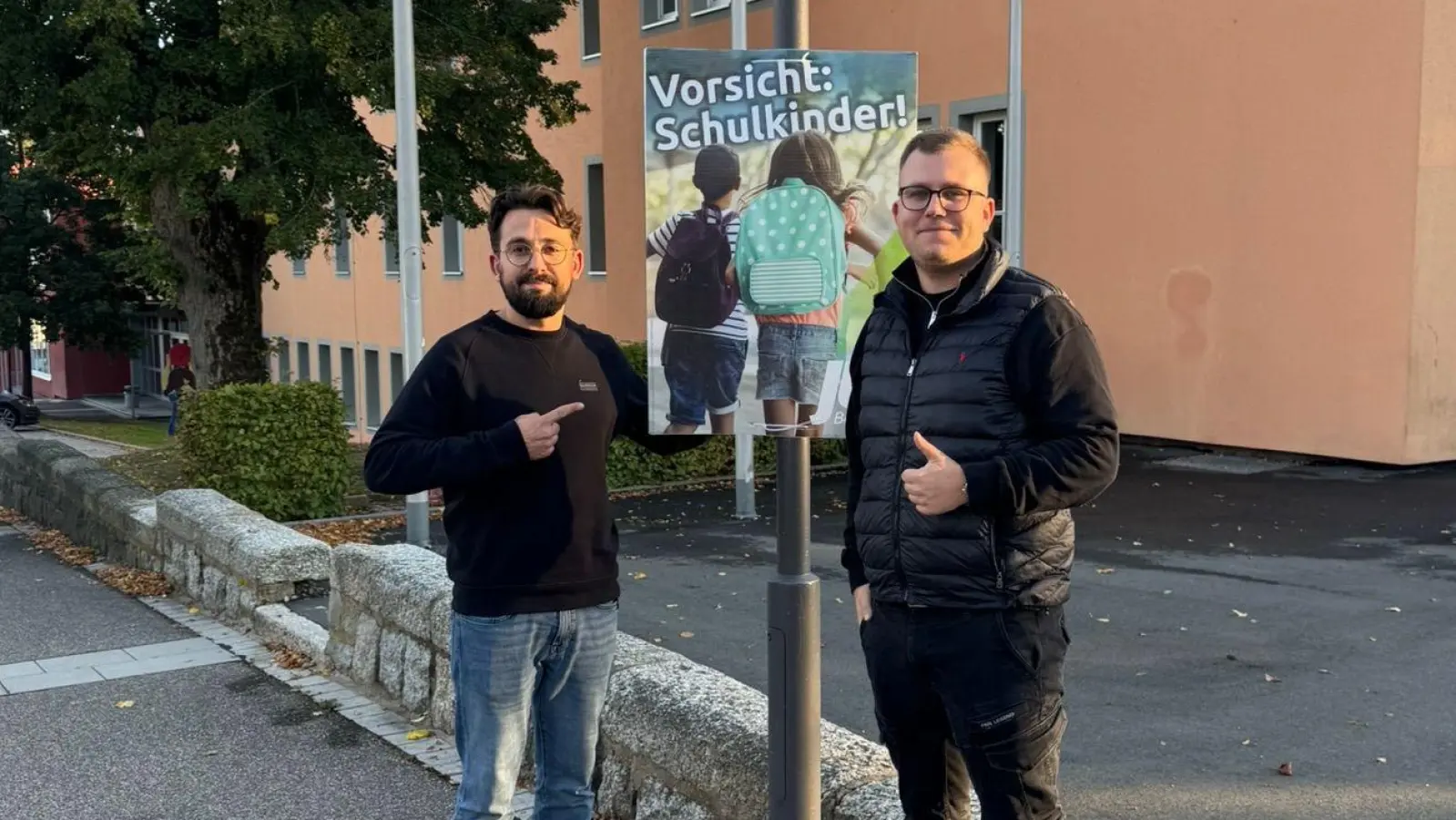 JU-Plakate sollen die Verkehrsteilnehmer zu erhöhter Aufmerksamkeit ermahnen, Jugendbeauftragter Florian Distner und Ortsvorsitzender Sebastian Müller beim Plakatieren (Bild: Michael Dutz)