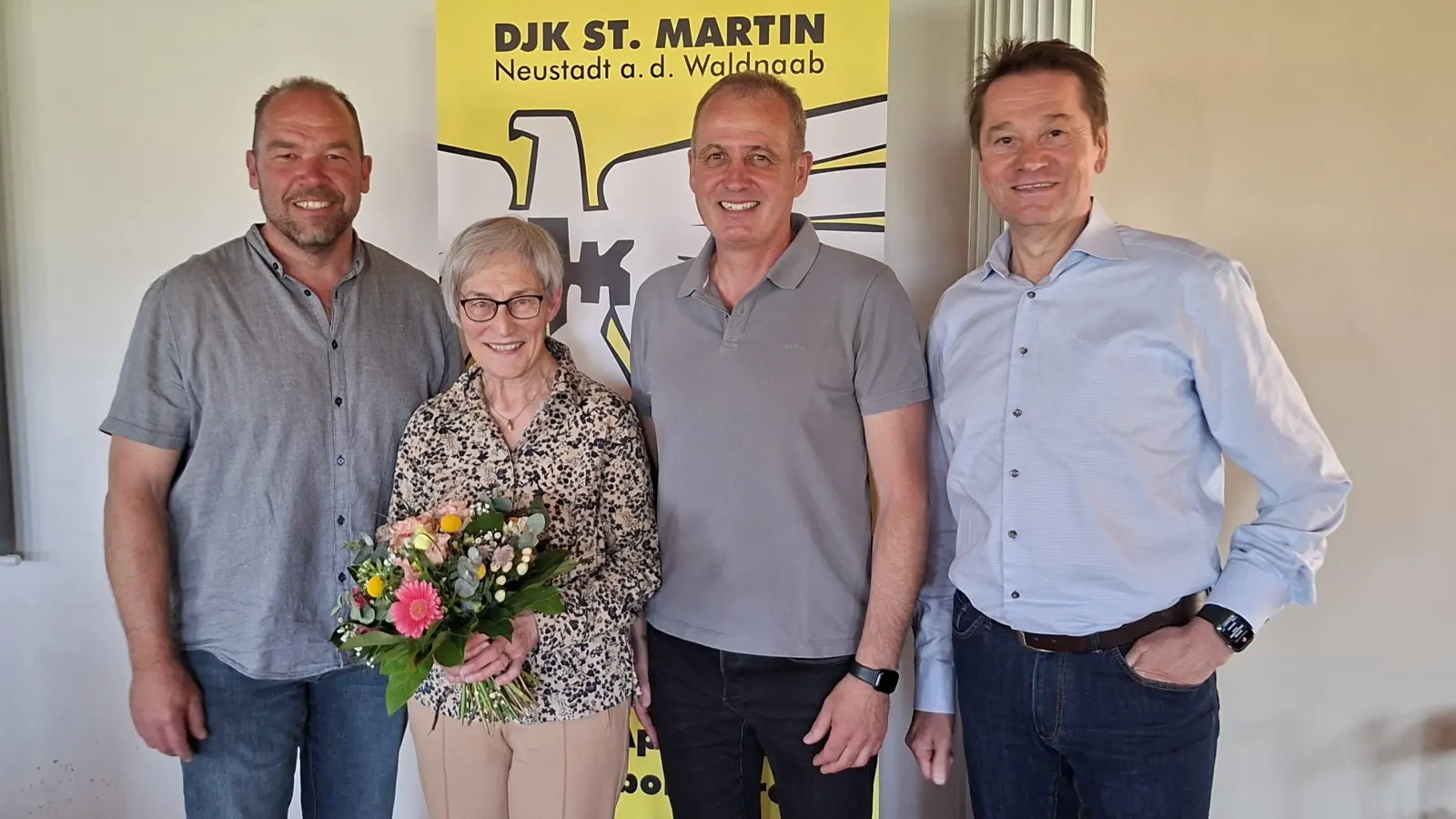 Die drei Vorstände der DJK Michael Hauer, Achim Neupert und Jürgen Greiner (von rechts) überreichten Brigitte Steger als Dank für 60 Jahr Tätigkeit als Übungsleiterin bei der DJK Neustadt einen Blumenstrauß. (Bild: Hans Prem)