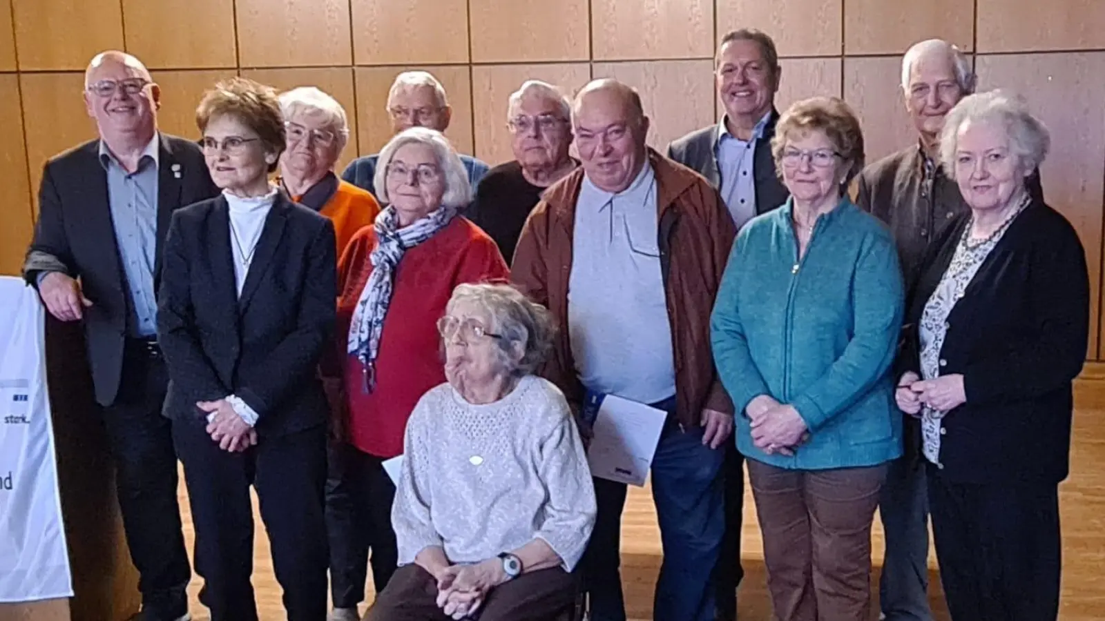 von links nach rechts: Stellvertretender Vorsitzender Arthur Schriml, Heidi Buchta, Veronika Heberl, Philipp Hauenstein, Anita Lehner, Alfred Joksch, Ludwig Hupfer, 1. Bgm. Joachim Neuß, Gunda Weih, Franz Stöhr und die Kreisvorsitzende Marianne Kies-Baldasty, vorne sitzend Margareta Zinner. (Bild: Karin Winter)