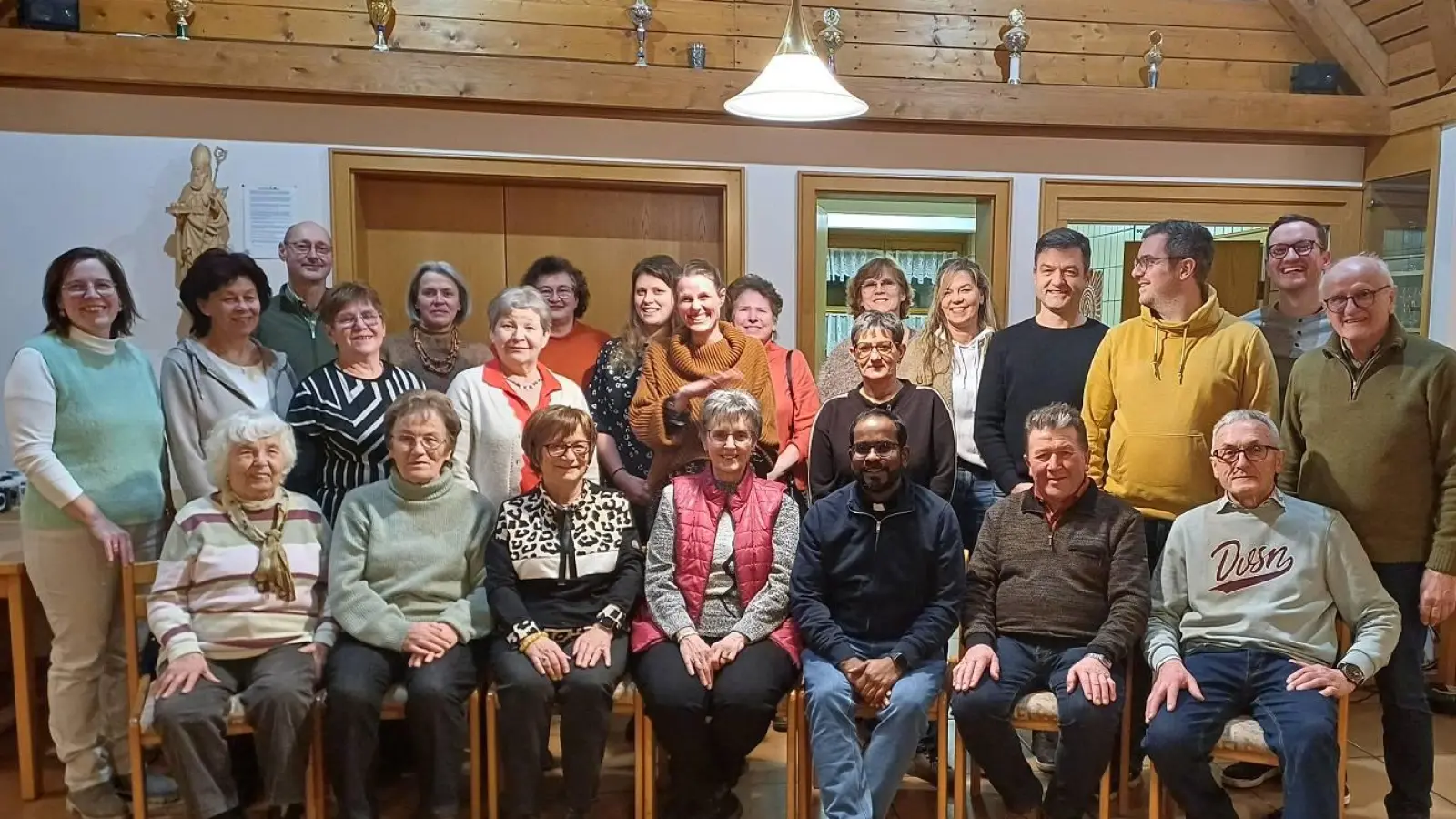 Die stets fröhliche und einsatzbereite Chorgemeinschaft von Pittersberg, die auch zu feiern weiß, wenn es mal drauf ankommt. Genau in der Mitte stehend und die über das ganze Gesicht lachende Chorleiterin Karin Hottner. Pfarrer Sagai sitzt vorne, als dritter von rechts.  (Bild: Michael Götz)