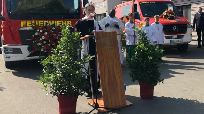 Pfarrer Andreas Ruhs und Pfarrvikar Robert Amandu segneten die neuen Fahrzeuge und das erweiterte Gerätehaus. Sie hatten auch den ökumenischen Gottesdienst zelebriert.  (Bild: Eva Seifried)