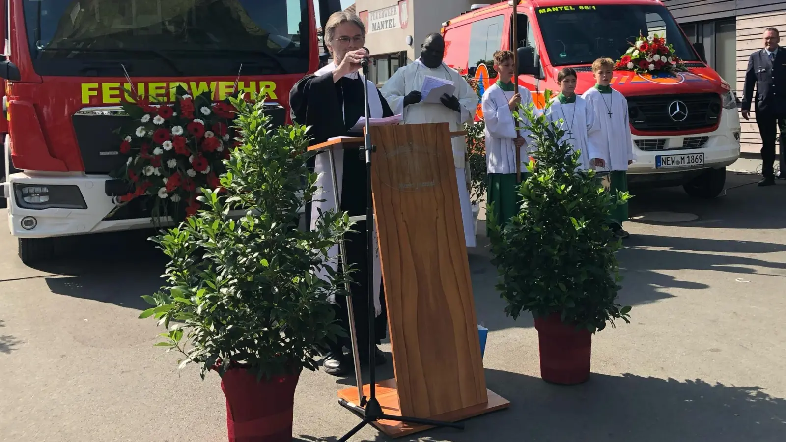 Pfarrer Andreas Ruhs und Pfarrvikar Robert Amandu segneten die neuen Fahrzeuge und das erweiterte Gerätehaus. Sie hatten auch den ökumenischen Gottesdienst zelebriert.  (Bild: Eva Seifried)