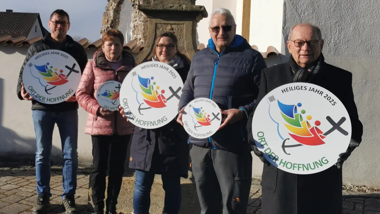 Anlässlich eines Treffens in Bamberg wurden die Schilder für jeden der Orte der Hoffnung übergeben und bei einem Gottesdienst in der Pfarrkirche den Gläubigen präsentiert. Anschließend zeigten fünf „Hoffnungsträger“ die Schilder der Öffentlichkeit.  (Bild: Herbert Ziegler)