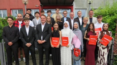 18 Schülerinnen und Schüler erhielten ihr Abschlusszeugnis (Bild: Johann Adam)