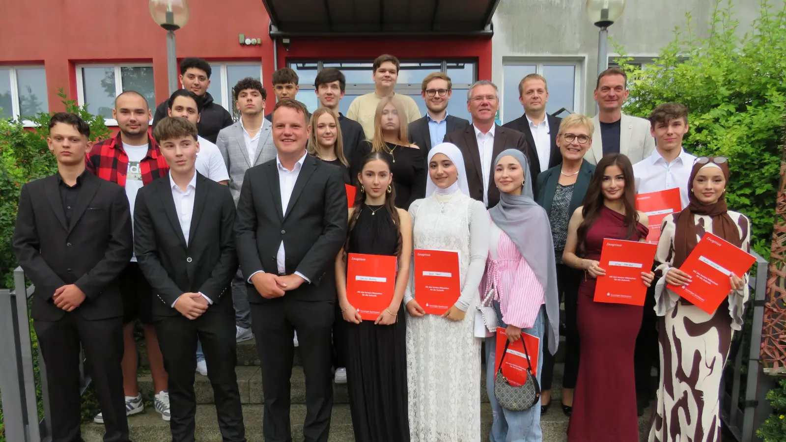 18 Schülerinnen und Schüler erhielten ihr Abschlusszeugnis (Bild: Johann Adam)