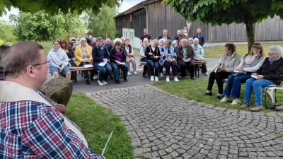 Feierliche Maiandacht vor der Kapelle mit Stadtpfarrer Hubert Bartel.  (Bild: Edeltraud Sperber)