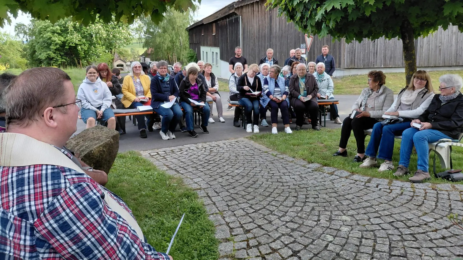 Feierliche Maiandacht vor der Kapelle mit Stadtpfarrer Hubert Bartel.  (Bild: Edeltraud Sperber)