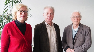 Prof. Dr. Martin Hoffmann (Mitte) zusammen mit GF-Ev. Bildungswerk Bettina Hahn und Tutzing-Freunde-Sprecher Dr. Ehrenfried Lachmann. (Bild: Siegfried Bühner)
