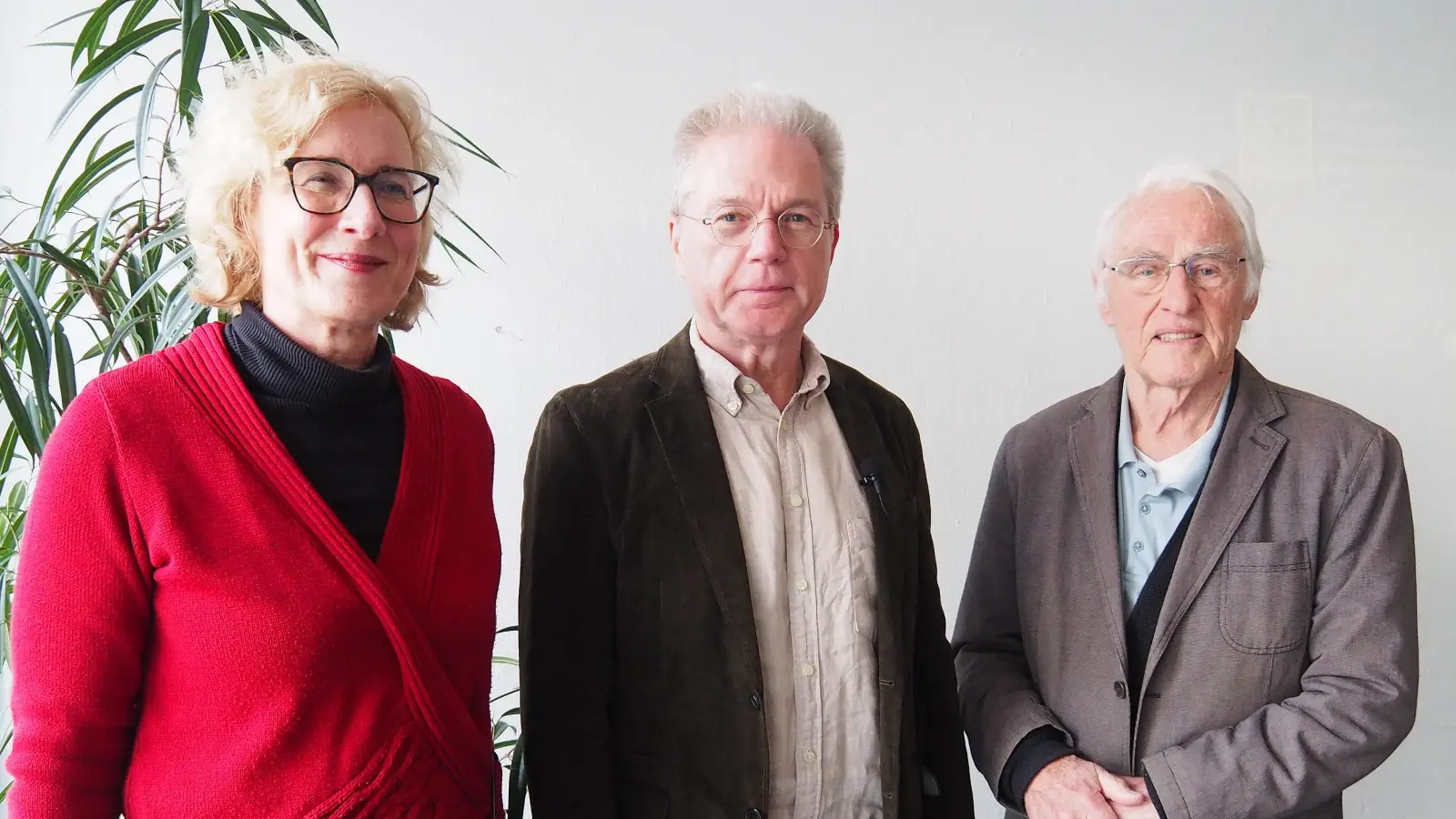 Prof. Dr. Martin Hoffmann (Mitte) zusammen mit GF-Ev. Bildungswerk Bettina Hahn und Tutzing-Freunde-Sprecher Dr. Ehrenfried Lachmann. (Bild: Siegfried Bühner)