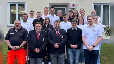 Die Leitungs- und Führungskräfte der Bereitschaft. 1. Reihe von links nach rechts: stlv BL Heinrich Rewitzer, stlv BL Josef Solfrank, BL Fabian Ram, 2. BGM Uli Münchmeier, stlv. BL Valentin Kellner. (Bild: Heinrich Rewitzer)