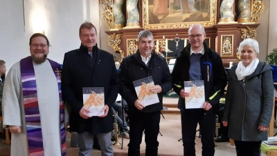 von links. Diakon Bernd Deyerl, Bernhard Pirner, Walter Neuberger, Kurt Pirner und Posaunenchorleiterin Bettina Schröck  (Bild: Heidi Kurz)