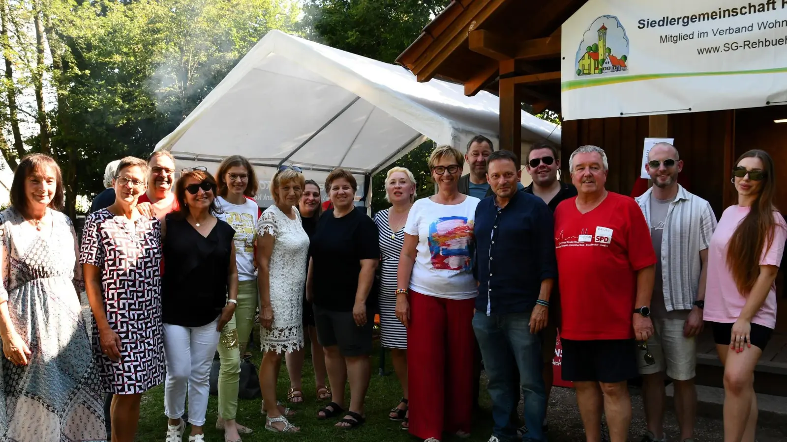 Oberbürgermeister Jens Meyer mit Stadträten und Kandidaten. (Bild: Gerald Bolleininger)